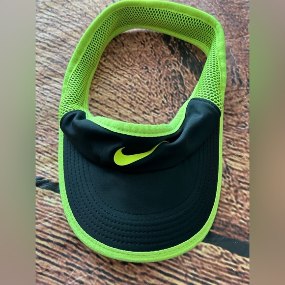 Nike Featherlight Visor Black & Volt Green - Picture 8 of 9